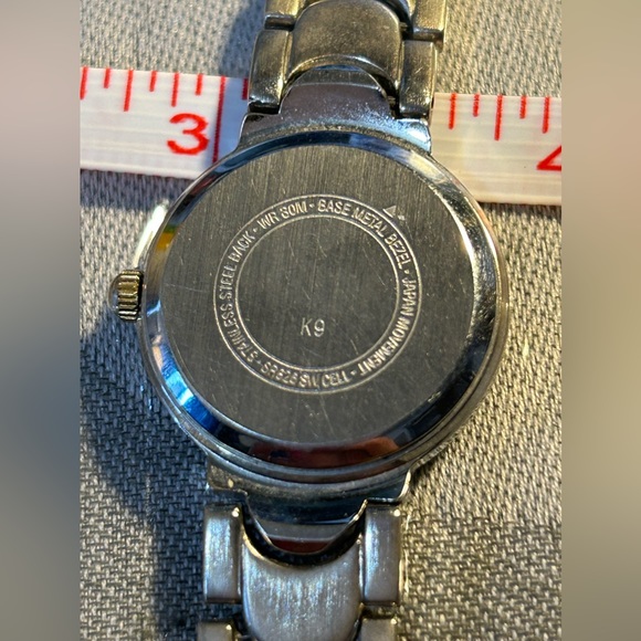 Outline watch. Works but needs battery - Picture 2 of 7